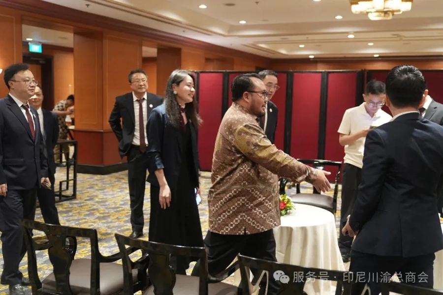 Direktur Roby dari Kementerian PPN Indonesia memasuki ruang VIP